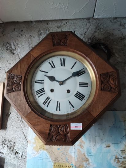 Pendulette murale 
Vers 1925 
H : 43 cm 
Ref...