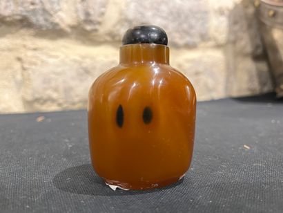 CHINA
Covered jadeiter vase with butterfly...