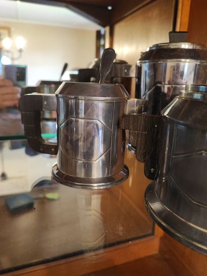 Trois éléments de service à café en métal...