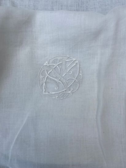 D Bedspread, pair of pillowcases and bolster...