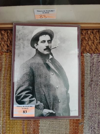 Lot de photographies et encadrés représentant...