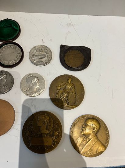 Lot de 3 médailles en bronze de Présidents...
