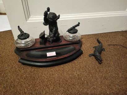 Encrier en régule et loupe à décor d'angelot...