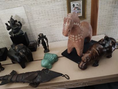 Lot de bibelots divers dont souvenirs de...