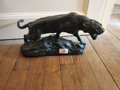 Tigre marchant. Groupe en bronze portant...