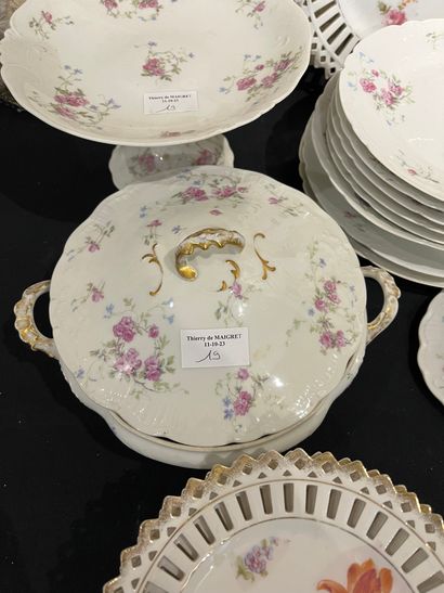 Porcelain manette including elements of a...
