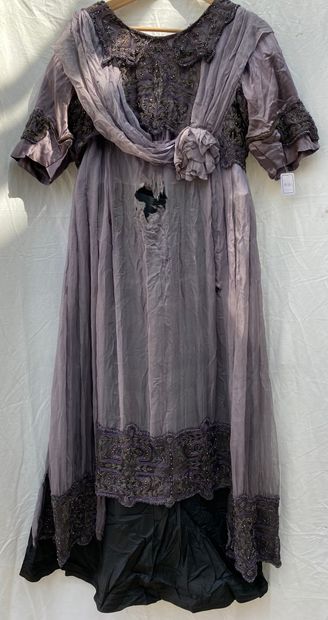 15- Lot including :
Long-sleeved black satin...