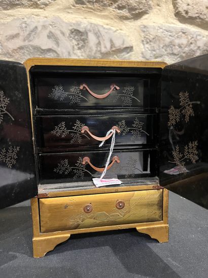 JAPAN
Lacquer box with a bridge crossing...
