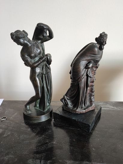 Deux Vénus ou Vestales en bronze patiné....