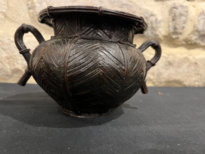 Bronze vase with imitation vanilla decoration...