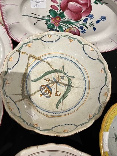 Mannette of ancient and modern earthenware...