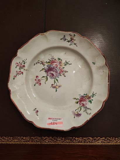Sceaux. Assiette en faïence à décor floral....