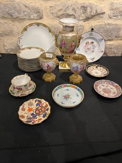Lot of ceramic trinkets including a pair...