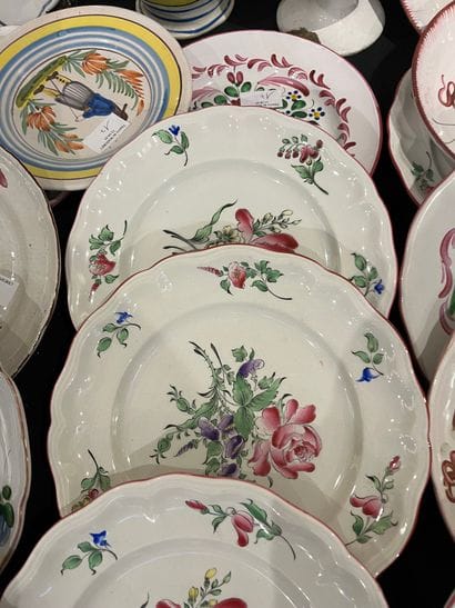 Mannette of ancient and modern earthenware...