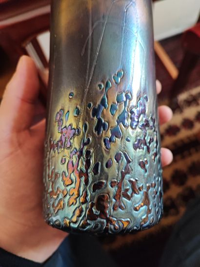 Vase rouleau en verre à décor irisé, porte...