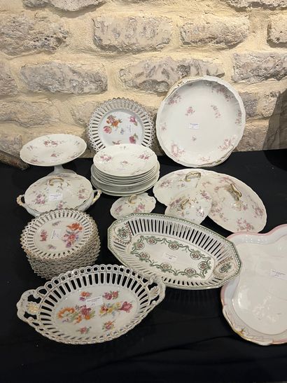 Porcelain manette including elements of a...