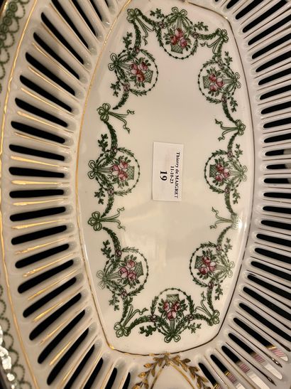 Porcelain manette including elements of a...