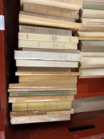 Two mannettes of paperback volumes including...