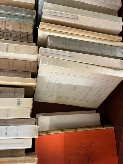 Two mannettes of paperback volumes including...