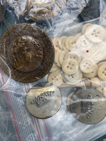 Ref2 Lot of various buttons: metal, mother-of-pearl,...