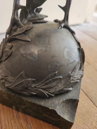 Coq en bronze sur socle marbre. Portant signature...