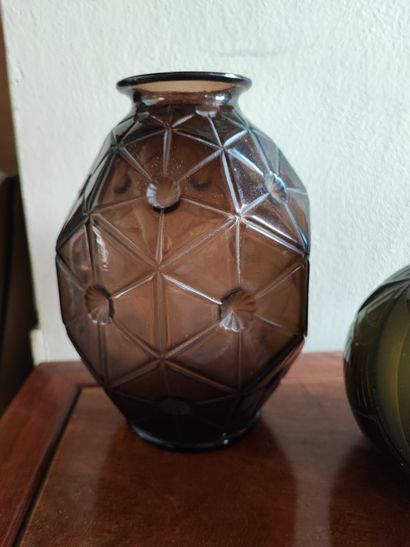Deux vases vers 1925, dont l'un signé LEGRAS...