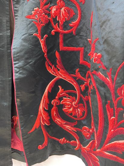 15- Lot including :
Long-sleeved black satin...