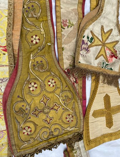 11 Lot of ecclesiastical vestments: chasuble...