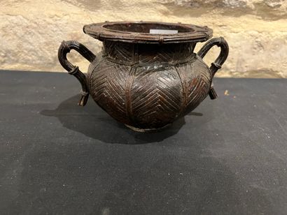 Bronze vase with imitation vanilla decoration...