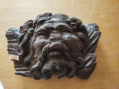 Mascaron en bois
Travail ancien 
Long : 40...