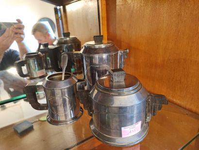Trois éléments de service à café en métal...