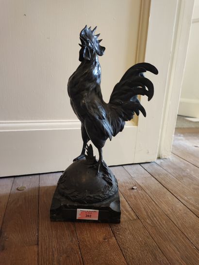 Coq en bronze sur socle marbre. Portant signature...