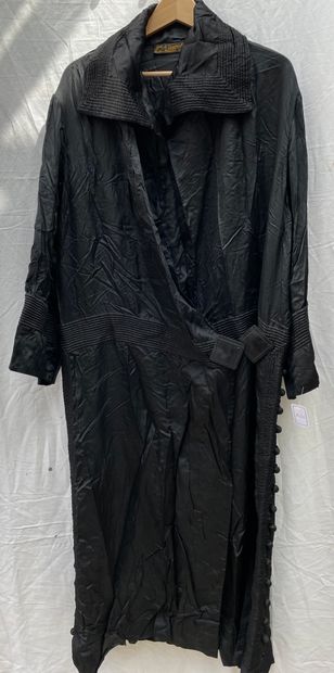 16- Lot including: 
-Cape with large collar,...