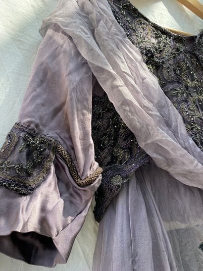 15- Lot including :
Long-sleeved black satin...