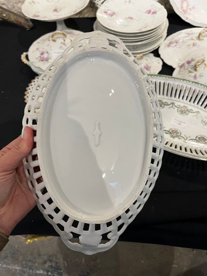 Porcelain manette including elements of a...