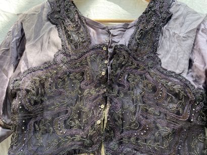 15- Lot including :
Long-sleeved black satin...