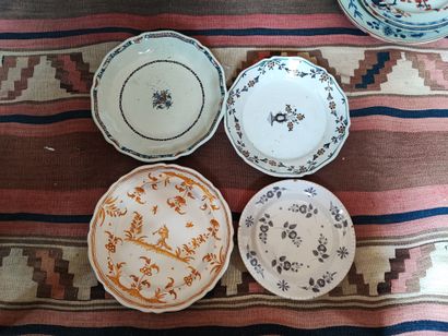 Lot d'assiettes en faïence dont un plat en...