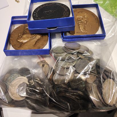 Lot de pièces et billets démonétisés
Pièces...