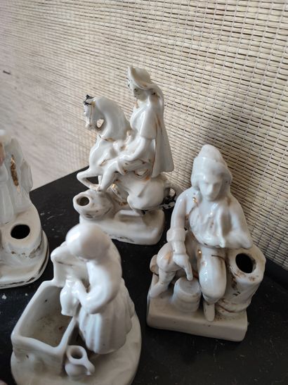 Lot de sept groupes de personnages en porcelaine...