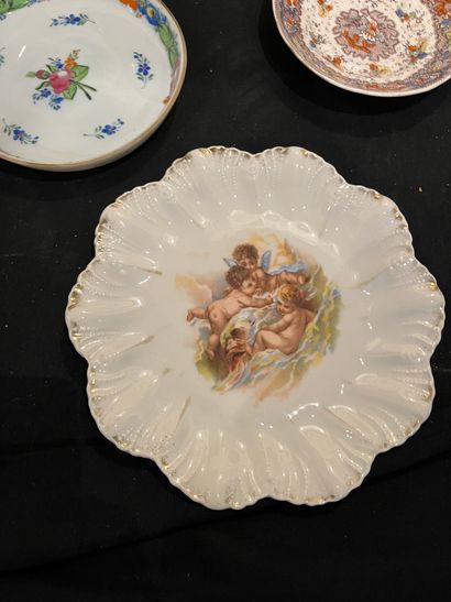 Lot of ceramic trinkets including a pair...