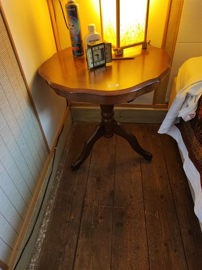 Lot comprenant : un guéridon, uen chaise...