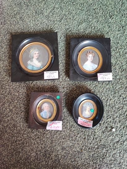 Lot de 4 miniatures Portraits. XVIIIe et...