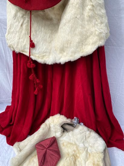 18- Cardinal's cape in red wool, two white...