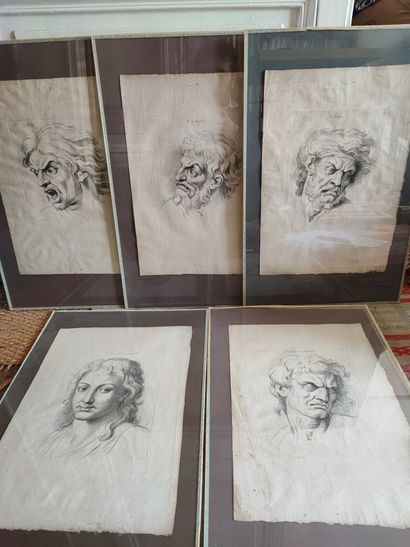 Lot de cinq encadrés représentant des visages...