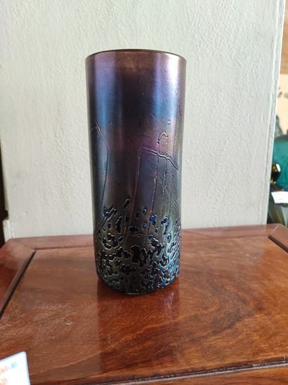 Vase rouleau en verre à décor irisé, porte...