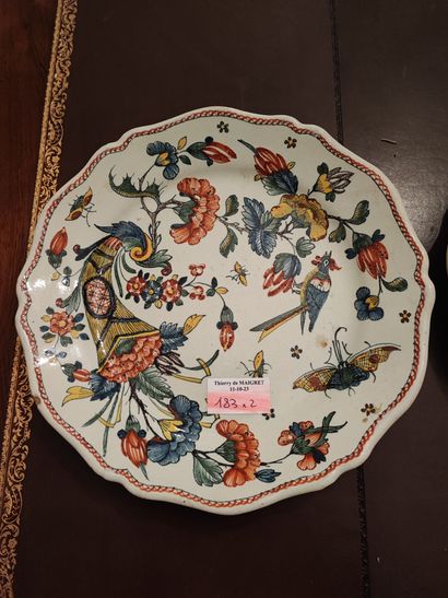 Rouen. Deux assiettes en faïence à décor...