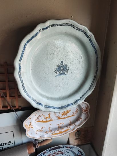 Lot de céramiques diverses : 
Deux plats...