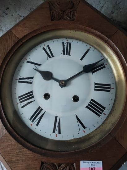 Pendulette murale 
Vers 1925 
H : 43 cm 
Ref...