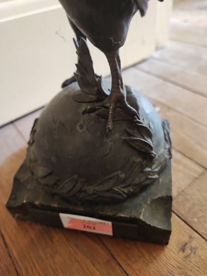 Coq en bronze sur socle marbre. Portant signature...