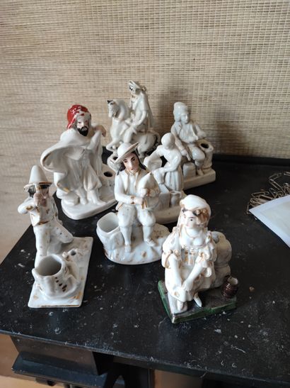 Lot de sept groupes de personnages en porcelaine...